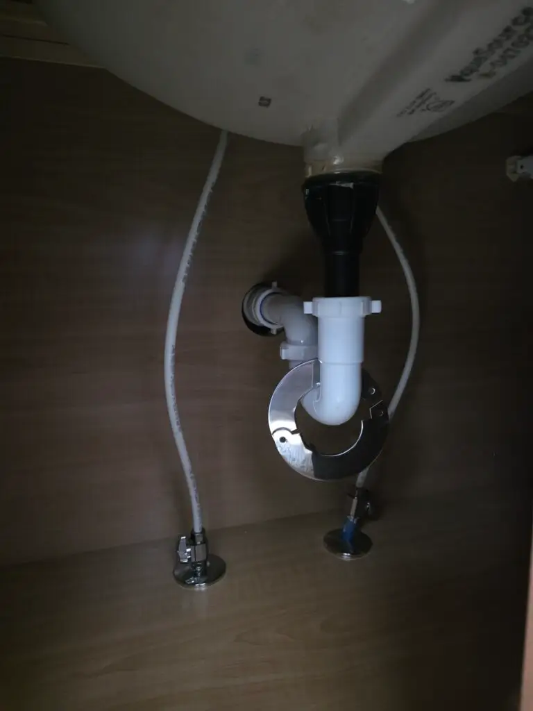 p trap uner sink leaking